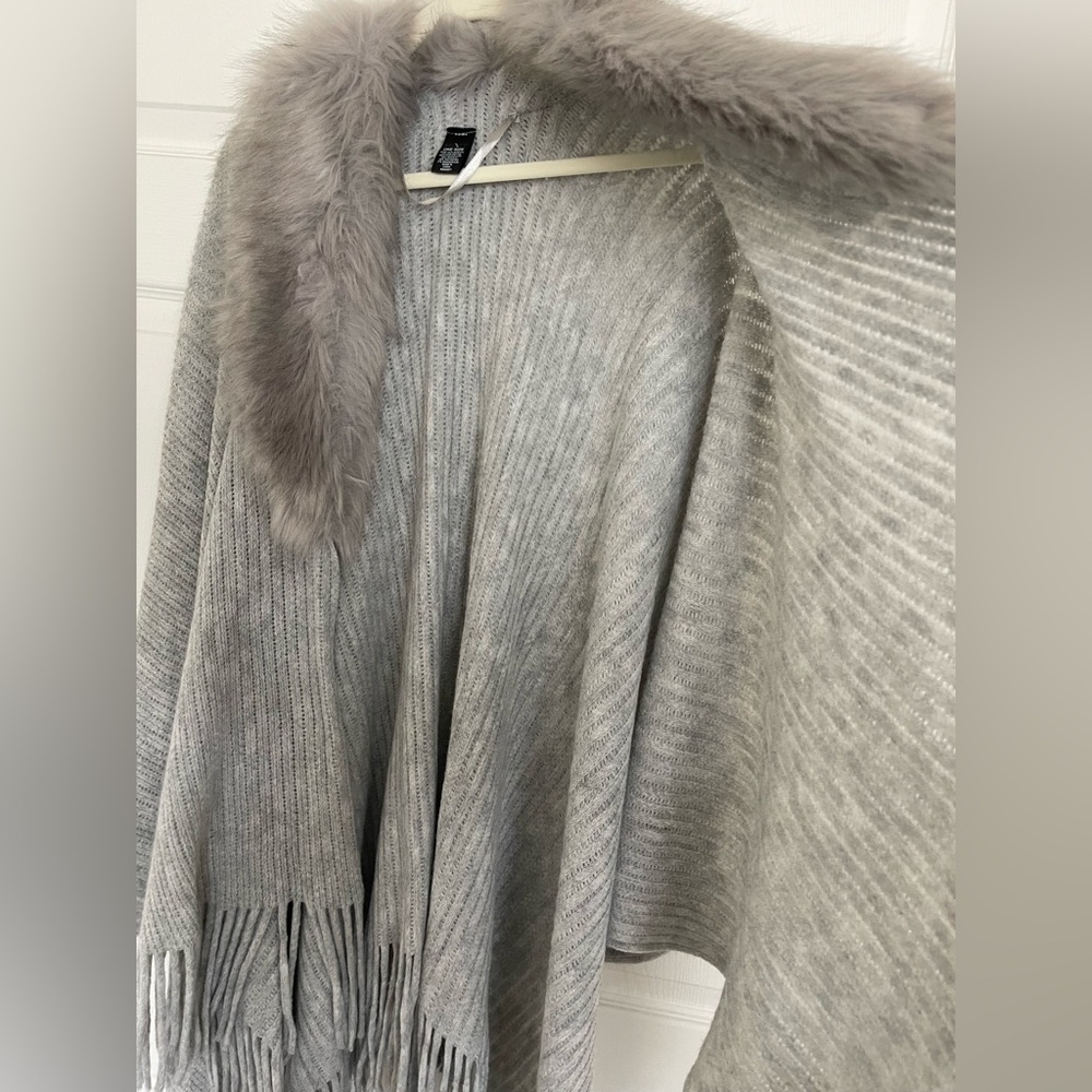 Mixit Soft Light Gray Open Knit Poncho with Faux Fur Trim - Picture 5 of 6